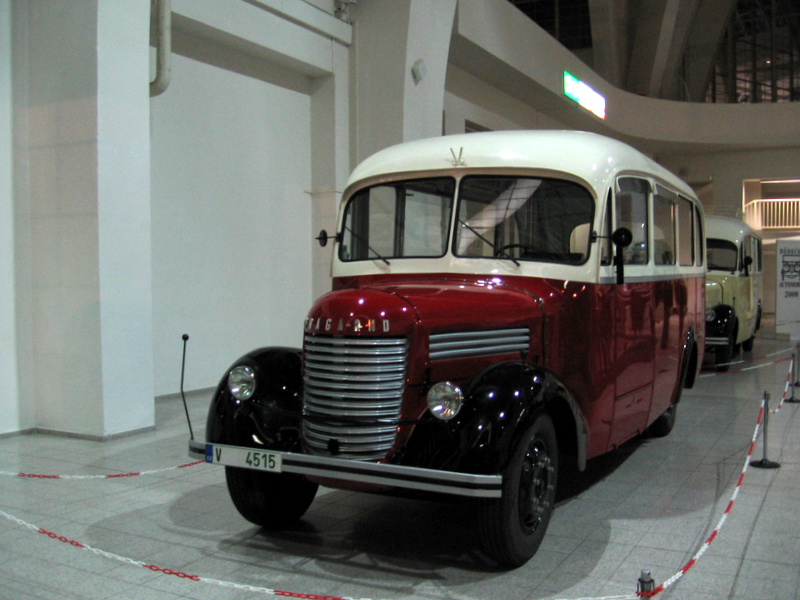 Muzejní noc - autobusy v pavilonu A na brněnském Výstavišti.